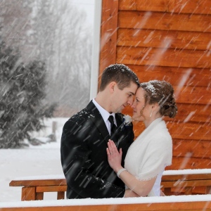 Jeremy Landry and his new wife Sarah Isherwood pose for a picture before their wedding reception. (Lisa Delorey Photography) Image Courtesy of CBC News