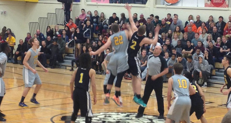 The opening tip-off during the final game of the Luther Invitational Tournament between Regina's LeBoldus Golden Suns and Winnipeg's Garden City Gophers in 2015. (Jenna Leith/CBC News)