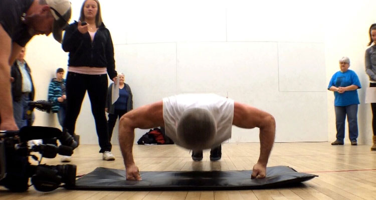 Alan Waselenchuk performs knuckle push-ups (CTV News) 