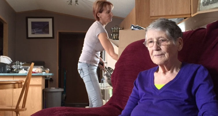 (Background) Julie Arcand and her mother live together in a trailer home in Martensville, Sask. (Don Somers/CBC)
