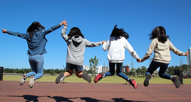 girls-jump